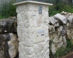 pilier en pierre pour boite aux lettres MONTBONNOT
