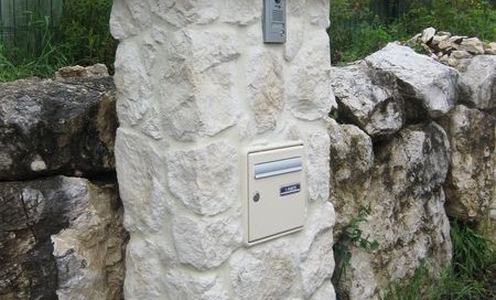 pilier en pierre pour boite aux lettres MONTBONNOT